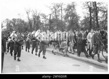 BRECHEN DER FLAGGENZEREMONIE IN BERLIN [7. PANZERDIVISION] - britische Truppen, gefolgt von deutschen Massen, die nach der Zeremonie von der Kolonne wegmarschieren. Britische Armee, 21. Armeegruppe Stockfoto