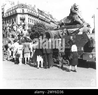 PARIS BEGRÜSST BRITISCHE, AMERIKANISCHE, KANADISCHE und FRANZÖSISCHE TRUPPEN - die Menschen von Paris, die auf den Straßen drangen, um britische, amerikanische, kanadische und französische Truppen zu begrüßen, die in die befreite Stadt einmarschierten. Diese Bilder von Kameramännern der A.F.P.U. zeigen die Szenen des Jubels. Britische Armee, 21. Armeegruppe Stockfoto