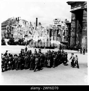 Feldmarschall Montgomery ziert russische Generäle während einer feierlichen Einführungszeremonie. Die Veranstaltung umfasst militärische Ehren und die Anwesenheit von britischen Armeeoffizieren der 21. Armeegruppe. Stockfoto
