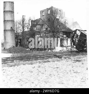 Ein zerstörter Waffenplatz in Deutschland zeigt ausgebrannte Wagen und Fabrikruinen während der Operationen der britischen Armee in Nordwesteuropa, 1944–1946 unter der 21. Armeegruppe. Stockfoto