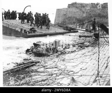 FOTOS VON VORGEFERTIGTEN HÄFEN USW. - Shore Ramp Float wird bei Flut zum Strand gezogen. Britische Armee, 21. Armeegruppe Stockfoto