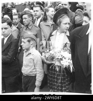 BASTILLE-TAG IN BAYEUX - Junge französische Kinder bei der Zeremonie im Bayeux war Memorial. Britische Armee, 21. Armeegruppe Stockfoto