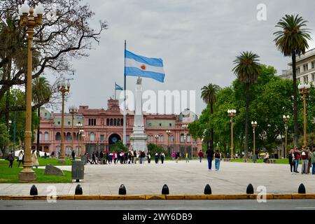 Die argentinische Flagge fliegt über dem Casa Rosada Präsidentenpalast auf der Plaza de Mayo. Stockfoto