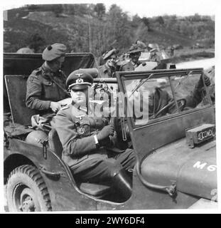 DIE DEUTSCHEN SUCHEN NACH HAMBURG FRIEDEN - der deutsche Oberst wird in einem Jeep zum Korps H.Q. gebracht. Britische Armee, 21. Armeegruppe Stockfoto