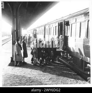 NIEDERLÄNDISCHE KINDER GEHEN NACH ENGLAND, UM SICH ZU ERHOLEN - Kinder steigen in den Zug. Britische Armee, 21. Armeegruppe Stockfoto