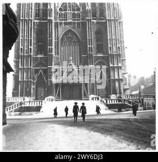 ATS LEAVE-GIRLS MACHEN IHRE BRÜSSELER SHOPPING - hier sind sie, machen sich auf den Weg zu den Geschäften, vorbei an der Kathedrale. Britische Armee, 21. Armeegruppe Stockfoto