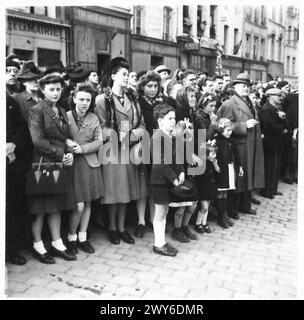 BÜRGERMEISTER VON BOULOGNE NIMMT AN SEINER ERSTEN ÖFFENTLICHEN ZEREMONIE TEIL. - Ein Teil der Menge auf dem Platz während der Zeremonie, die erste freie Rede zu hören. Britische Armee, 21. Armeegruppe Stockfoto