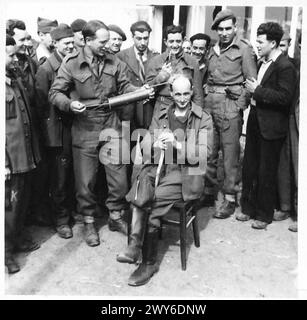 BRITISCHES MILITÄRREGIERUNGSZENTRUM FÜR BEFREITE P.O.WS. - Entleerung freigelassener Gefangener als notwendige Vorsichtsmaßnahme gegen Typhus. Britische Armee, 21. Armeegruppe Stockfoto