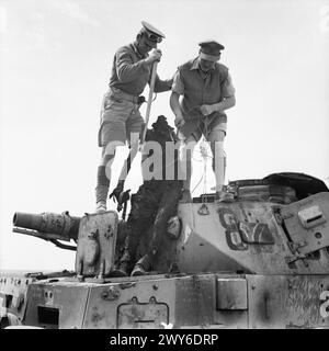 DIE BRITISCHE ARMEE IN NORDAFRIKA 1942 – die verbrannten Überreste des Funkbetreibers eines deutschen Panzers PzKpfw IV werden aus seinem Abteil gehoben, 30. März 1942. , Stockfoto