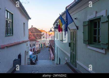 Blick auf ein historisches Haus bei Sonnenuntergang in der Altstadt von Sibiu, Rumänien Stockfoto