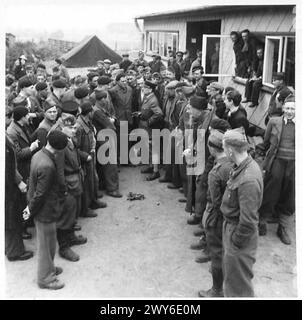 BRITISCHES MILITÄRREGIERUNGSZENTRUM FÜR BEFREITE P.O.WS. - Ein französischer Offizier, der Befehle gibt, die französische Polizei im Zentrum freizulassen. Britische Armee, 21. Armeegruppe Stockfoto