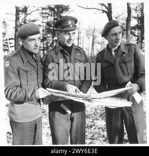 LT-Gen SIR cm DEMPSEY, KCB DSO MC - L-R: Captain H. Whitworth, ADC Maj R. Priestley, G. II Ops Captain R, Dawson, ADC, britische Armee, 21. Armeegruppe Stockfoto