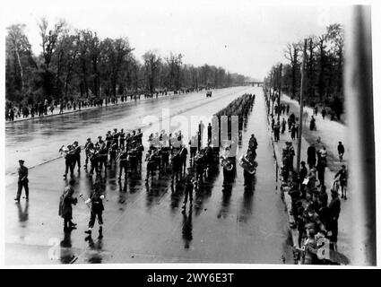 DIE FLAGGENZEREMONIE IN BERLIN BRECHEN – britische Truppen, angeführt von der Band, marschieren die Charlottenburger Chausese, britische Armee, 21. Armeegruppe Stockfoto