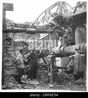 DIE NORDDEUTSCHE KOHLEKONTROLLE – Herr Williams untersucht einen weiteren Teil des beschädigten Wickelgetriebes. , Britische Rheinarmee Stockfoto