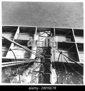 FOTOS VON VORGEFERTIGTEN ANSCHLÜSSEN USW. - Blick auf den Trog vom Bagger zum Füllen der Wellenbrechereinheit mit Sand, britische Armee, 21. Armeegruppe Stockfoto