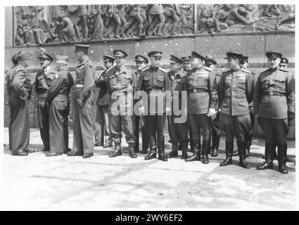 DIE FLAGGENZEREMONIE IN BERLIN BRECHEN [7. PANZERDIVISION] - hochrangige alliierte Offiziere, die an der Zeremonie teilnahmen. Britische Armee, 21. Armeegruppe Stockfoto