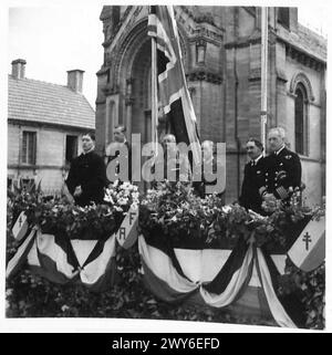 FEIERLICHKEITEN am 14. JULI IN ARROMANCHES - das Padre Reden. Von links nach rechts: Padre, M. Rene Gurgan; Geschwaderführer J. H. Lawson, RAF; Colonel Lion, französischer Verbindungsoffizier; Brigademeister O. M. Wales, MC, und Captain H. Hickling, DSO, RN, Offizier des Arromanches Harbour. Britische Armee, 21. Armeegruppe Stockfoto