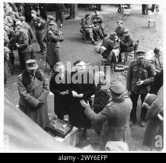 Während des 6. Airborne-Vorstoßes verabschieden sich Mutter und Tochter, während Soldaten der britischen Armee, der 21. Armeegruppe, sich auf den Einsatz vorbereiten. Stockfoto