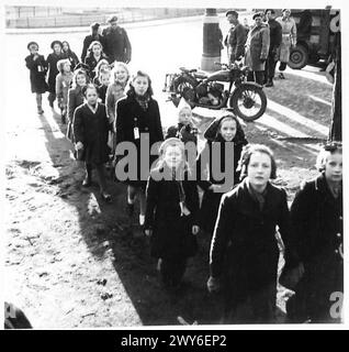 NIEDERLÄNDISCHE KINDER GEHEN NACH ENGLAND, UM SICH ZU ERHOLEN - die Kinder kommen am Bahnhof Tilburg an. Britische Armee, 21. Armeegruppe Stockfoto