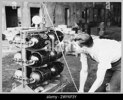 Das Bodenpersonal der RAF nimmt wichtige Aufgaben vor dem Flug wahr, einschließlich des Befüllens von Sauerstoffflaschen, um Bomber für Missionen vorzubereiten. Diese Aufgaben sind von entscheidender Bedeutung, um sicherzustellen, dass die Flugzeuge betriebsbereit und für den Einsatz in großen Höhen bereit sind. Stockfoto
