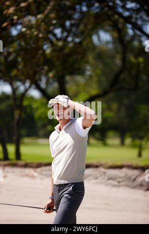 Mann im Freien und auf der Suche nach Ball im Golfspiel auf dem Platz, um die Action im Sport oder im Wettkampf zu sehen. Athlet, suchen oder finden Sie Ziel für Training auf dem Rasen Stockfoto