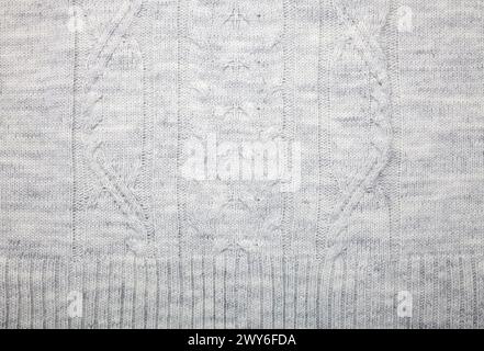 Graues Strickgewebe mit Zopfmuster aus Melange-Mischgarn Stockfoto