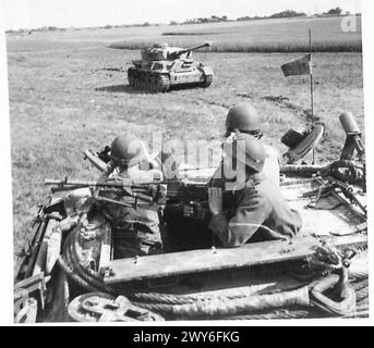 DEUTSCHE PANZERANLAGE - die Besatzung eines gepanzerten Bergungsfahrzeugs (Sherman) bewegt sich vorsichtig auf die Deutsche Mark IV, bevor sie sie in den Schlepptau nimmt. Britische Armee, 21. Armeegruppe Stockfoto