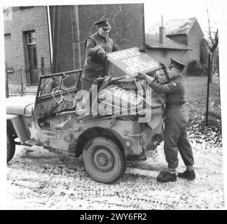 STEIN CORPS OF MILITARY POLICE AT WORK - CPL Rinaldi (links) und L/CPL Collyer beladen ihren Jeep mit Schildern, bevor sie rausgehen, um eine Straße zu unterzeichnen. Beachten Sie den Hinweis „Treiber – nicht überlasten“. CPL J. Rinaldi: Verheiratet. Lebt in der Currie Road 12, Tunbridge Wells, Kent. Bankkaufmann vor dem Krieg. Trat im März 1940 der Armee bei und kam am 15. August nach Frankreich. Hobbys - Fußball und Cricket. L/CPL C. Collyer: Verheiratet. Lebt in der Peperharrow Road 155, Godaiming, Surrey. Vor dem Krieg, ein Metzger. Trat im Juni 1940 der Armee bei und landete in Frankreich, D/15. Hobby - Tischlerei. Britische Armee, 21. Armeegruppe Stockfoto