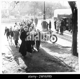 NIEDERLÄNDISCHE KINDER GEHEN NACH ENGLAND, UM SICH ZU ERHOLEN - die Kinder kommen am Bahnhof Tilburg an. Britische Armee, 21. Armeegruppe Stockfoto