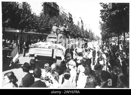 PARIS BEGRÜSST BRITISCHE, AMERIKANISCHE, KANADISCHE und FRANZÖSISCHE TRUPPEN - die Menschen von Paris, die auf den Straßen drangen, um britische, amerikanische, kanadische und französische Truppen zu begrüßen, die in die befreite Stadt einmarschierten. Diese Bilder von Kameramännern der A.F.P.U. zeigen die Szenen des Jubels. Britische Armee, 21. Armeegruppe Stockfoto