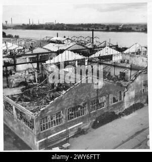 Das Ford-Werk in Köln weist Schäden an einer Reparaturwerkstatt auf, die hauptsächlich durch deutsche Bombardierungen über den Rhein verursacht wurden, wobei der Großteil des Werks vor der Überquerung der amerikanischen Streitkräfte leicht betroffen war. Die britische Armee des Rheins beaufsichtigt das Gelände. Stockfoto