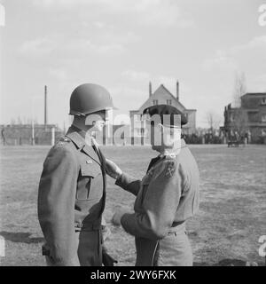 OPERATION 'MARKET GARDEN' (DIE SCHLACHT UM ARNHEIM): 17. Bis 25. SEPTEMBER 1944 - Persönlichkeiten: Generalmajor James Gavin, Kommandeur der 82. (US) Luftlandedivision, die das DSO von Feldmarschall Sir Bernard Montgomery in Munchen Gladbach empfängt. , Montgomery, Bernard Law, Gavin, James Maurice, Britische Armee, Us-Armee Stockfoto