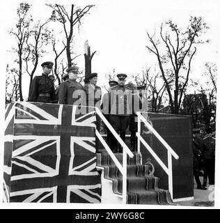 Feldmarschall Montgomery nimmt an der Einsetzung russischer Generäle Teil und beobachtet sie während eines vergangenen marsches. An der Veranstaltung beteiligen sich die britische Armee und die 21. Armee-Gruppe. Stockfoto