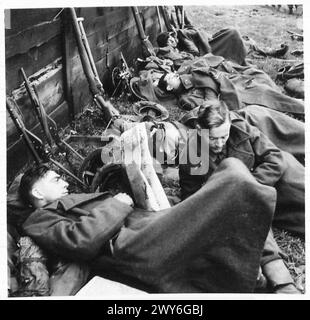 15. SCHOTTISCHER VORMARSCH AUF TILBURG. - Vorfeldeinheiten der Royal Scottish Fusiliers haben vor dem Vormarsch ein Nickerchen. Britische Armee, 21. Armeegruppe Stockfoto