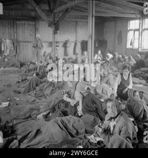 Fleckfieberinnen erhalten während der Befreiung im April 1945 Trinkwasser in einer Lagerhütte Bergen-Belsen. Stockfoto