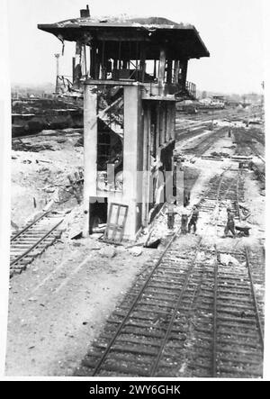 REPARATUR VON BOMBENSCHÄDEN IM BAHNHOF CAEN - Allgemeine Ansicht zeigt Wrackteile des Bahnhofs. Britische Armee, 21. Armeegruppe Stockfoto