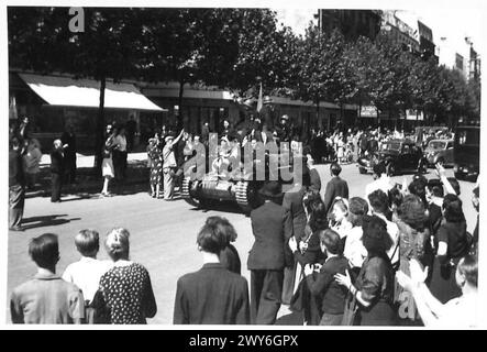 PARIS BEGRÜSST BRITISCHE, AMERIKANISCHE, KANADISCHE und FRANZÖSISCHE TRUPPEN - die Menschen von Paris, die auf den Straßen drangen, um britische, amerikanische, kanadische und französische Truppen zu begrüßen, die in die befreite Stadt einmarschierten. Diese Bilder von Kameramännern der A.F.P.U. zeigen die Szenen des Jubels. Britische Armee, 21. Armeegruppe Stockfoto