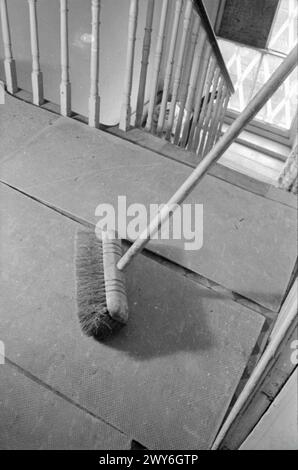 EIN TAG IM LEBEN EINER HAUSFRAU AUS KRIEGSZEITEN: DER ALLTAG IN LONDON, ENGLAND, 1941 - dieses Foto zeigt, wie große Asbestplatten auf der Landung oben in Mrs. Days Haus gelegt wurden, um zu verhindern, dass sich Brandbomben auf andere Teile des Hauses ausbreiten. , Stockfoto