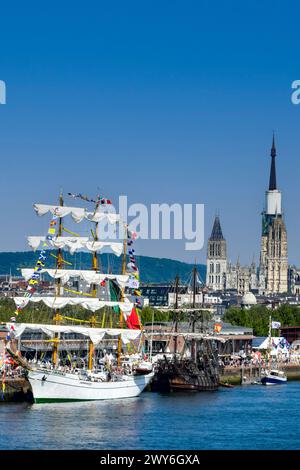 Rouen (Nordfrankreich), 13. Juni 2023: 8. Ausgabe der Rouen Armada (Zusammenkunft von Hochschiffen). Blick auf Segelboote, die auf der seine, dem ci, vor Anker liegen Stockfoto