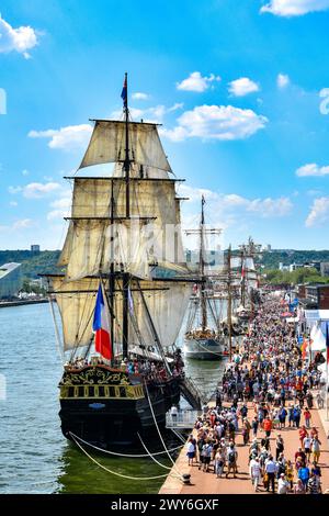 Rouen (Nordfrankreich), 15. Juni 2023: 8. Ausgabe der Rouen Armada (Zusammenkunft von Hochschiffen). Blick auf die Segelboote, die auf der seine und dem vertäut sind Stockfoto