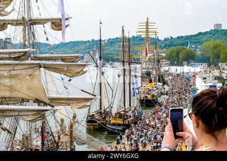 Rouen (Nordfrankreich), 18. Juni 2023: Große Parade anlässlich der 8. Ausgabe der Rouen Armada (Zusammenkunft von Großschiffen). Blick auf Sailboa Stockfoto