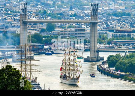 Rouen (Nordfrankreich), 18. Juni 2023: Große Parade anlässlich der 8. Ausgabe der Rouen Armada (Zusammenkunft von Großschiffen). Blick auf Sailboa Stockfoto