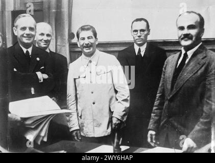 DER NAZI-SOWJETISCHE NICHTANGRIFFSPAKT (DER RIBBENTROP-MOLOTOW-PAKT) - Joachim von Ribbentrop, Außenminister Deutschlands, Joseph Stalin, oberster Führer der Sowjetunion, und Wjatscheslaw Molotow, sowjetischer Außenminister bei der Unterzeichnung des Nichtangriffspakts zwischen zwei Ländern, in Wirklichkeit der Pakt der Abgrenzung Europas. Moskau, 23. August 1939 , Stalin, Joseph, Molotow, Wjatscheslaw Michailowitsch, Ribbentrop, Joachim von Stockfoto