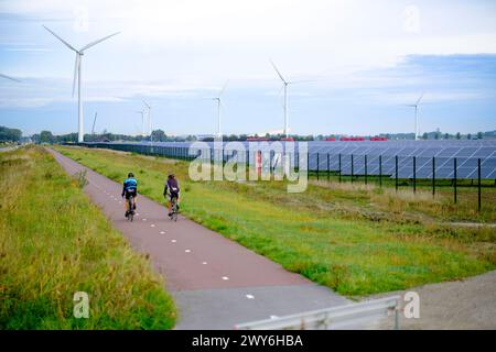 Niederlande, Sluiskil: Shell-Solarpark mit Windturbinen und Solarpaneelen. Shell, multinationales Unternehmen, spezialisiert auf Exploration, Produktion, Stockfoto