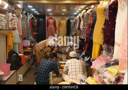 Delhi, Neu-Delhi, Indien. April 2024. Muslime essen ihre Iftar-Mahlzeit in einem Geschäft, das während des Fastenmonats Ramadan in den alten Vierteln von Delih, Indien, 4. April 2024 verkauft (Foto: © Deep Nair/ZUMA Press Wire) NUR REDAKTIONELLE VERWENDUNG! Nicht für kommerzielle ZWECKE! Stockfoto