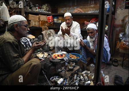 Delhi, Neu-Delhi, Indien. April 2024. Muslime beten, bevor sie ihre Iftar-Mahlzeit während des Fastenmonats Ramadan in den alten Vierteln von Delhi, Indien, essen, 4. April 2024 (Foto: © Deep Nair/ZUMA Press Wire) NUR REDAKTIONELLE VERWENDUNG! Nicht für kommerzielle ZWECKE! Stockfoto