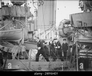 FIRST SEA LORD BESUCHT SCHIFFE, DIE IM KAMPF AUF DEM ATLANTIK KÄMPFEN. 6. SEPTEMBER 1941 AN BORD VERSCHIEDENER SCHIFFE IN EINEM HEIMATHAFEN. ADMIRAL DER FLOTTE SIR DUDLEY POUND, GCB, GCVO, FIRST SEA LORD UND CHIEF OF MARINESTAB, BESUCHTE ZERSTÖRER UND BEGLEITSCHIFFE IN EINEM HEIMATHAFEN, UM MIT DEN OFFIZIEREN UND MÄNNERN ZU SPRECHEN, DIE KRIEG GEGEN DEN DEUTSCHEN VERSUCH FÜHREN, GROSSBRITANNIEN ZU BLOCKIEREN. - Der erste Sea Lord verlässt einen Zerstörer, nachdem er ihn inspiziert hat. Pound, Alfred Dudley Pickman Rogers Stockfoto