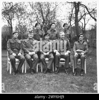 Der Oberbefehlshaber besucht das Hauptquartier des Korps 30 und trifft sich während der Inspektion mit Generalleutnant Horrocks, Offizieren und NCOs. Stockfoto