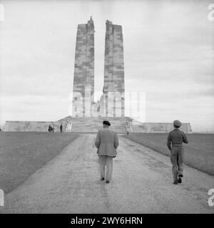 Feldmarschall Montgomery besucht am 8. September 1944 das kanadische Denkmal für den Ersten Weltkrieg in Vimy Ridge, um an die kanadischen Streitkräfte, die britische Armee und den Zweiten Weltkrieg zu erinnern Stockfoto
