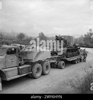 DIE BRITISCHE ARMEE IN ITALIEN 1943 – Bishop 25-pdr Selbstfahrkanone des 142nd Field Regiment, Royal Artillery, auf einem Diamond T Panzertransporter der 610 Heavy Recovery Section, REME, 23. Dezember 1943. , Stockfoto